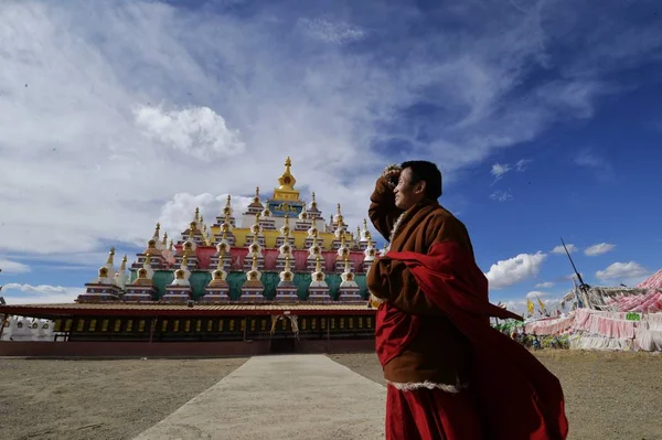 Lama Jest Zdjęciu Przed Świątynią Południowo Zachodnim Chińskim Tybetańskim Regionie — Zdjęcie stockowe