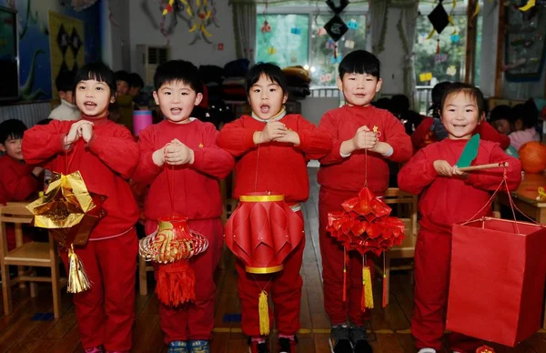 中国東部安寧省合肥市で赤いディスプレイランタンに身を包んだ中国人の子供たち 2018年2月28日 — ストック写真