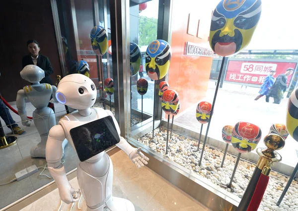 Robot Inteligente Sirve Los Clientes Hotel Alta Tecnología Ciudad Chengdu —  Fotos de Stock