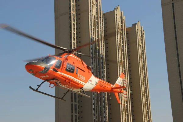 Ingyenes Légi Orvosi Szolgáltatások Orvosi Helikopter Leveszi Zhengzhou Város Közép — Stock Fotó