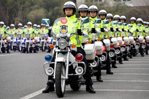 Policjanci Ruchu Stanowią Nowymi Motocyklami Podczas Ceremonii Wręczenia Qingdao Miasta — Zdjęcie stockowe