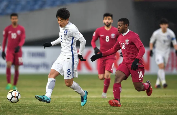 Han Seung Gyu Vänster Sparkar Sydkorea Bollen För Att Göra — Stockfoto