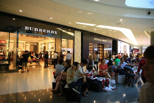 Kinesiska Kunder Vila Utanför Burberry Store Världens Största Taxfree Mall — Stockfoto