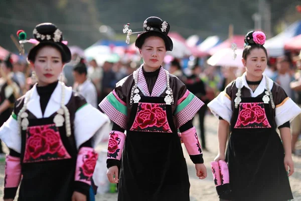 Kinesiska Flickor Miao Etnisk Minoritet Klädd Traditionella Silver Inredda Kläder — Stockfoto