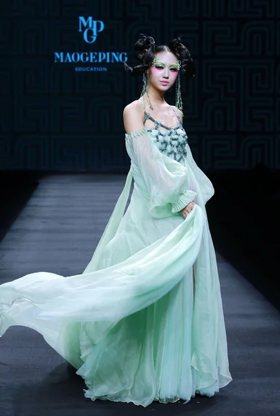 Chiński Model Wyświetla Nowe Stworzenie Maogeping Makijaż Show Temat Oriental — Zdjęcie stockowe