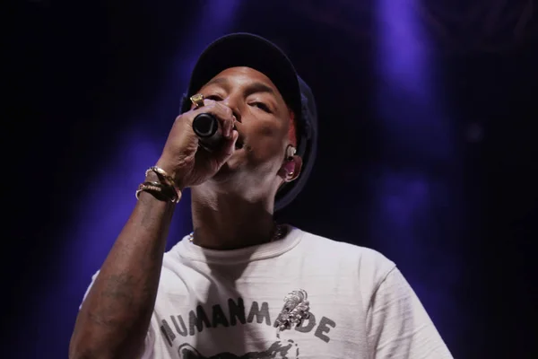 Piosenkarz Amerykański Raper Pharrell Williams Wykonuje Podczas Imprezy Otwarcia Wystawy — Zdjęcie stockowe