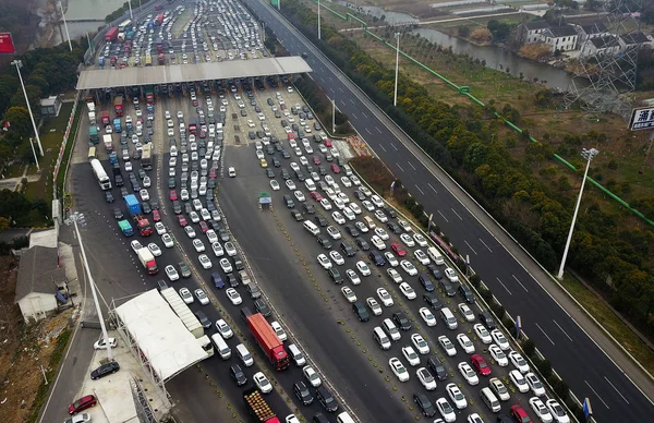 この空中ビューでは 車の塊は 中国の旧正月 犬の年 または上海の春祭りの休日の前に街を残すために高速道路上の通行料ステーションを通過するためにキューに並ぶ 月2018 — ストック写真