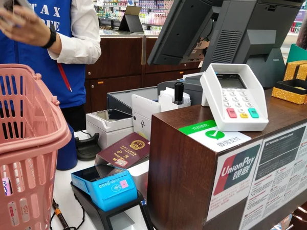 Signage Wechat Pay Mobile Payment Service Tencent Pictured Cashier Grocery — Stock Photo, Image