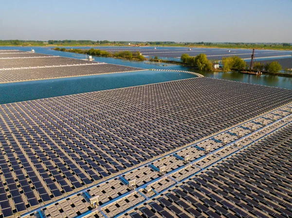 Widok Lotu Ptaka Pływającej Farmy Energii Słonecznej Przekształcił Się Osiowania — Zdjęcie stockowe