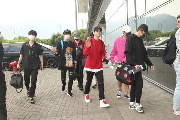 Membri Del Gruppo Ragazzi Sudcoreano Wanna One Arrivano All Aeroporto — Foto Stock