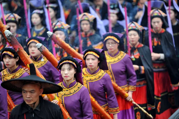 伝統的なYiの衣装に身を包んだYi民族グループの人々は 祝福と幸運を祈り 中国南西部の貴州省 ビジエ市 ビジエ市のロドデンドロンに犠牲を捧げる — ストック写真