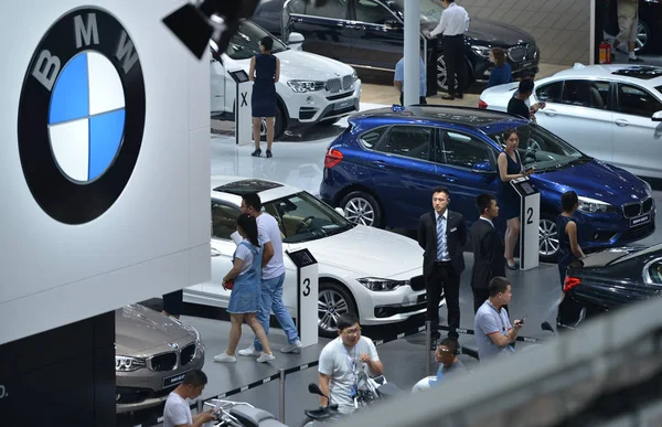 Pessoas Visitam Estande Bmw Durante Show Automóveis Cidade Shenyang Nordeste — Fotografia de Stock
