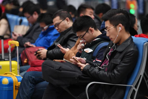 Passageiros Usam Seus Smartphones Para Navegar Internet Estação Ferroviária Guiyangbei — Fotografia de Stock