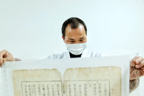 Year Old Chinês Especialista Reparação Livros Antigos Zhu Lvzhong Repara — Fotografia de Stock