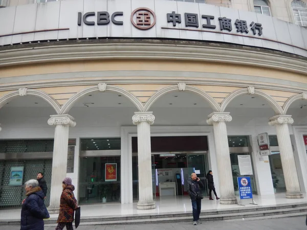 Пішоходи Ходять Повз Філію Промислового Комерційного Банку Китаю Icbc Чунцін — стокове фото