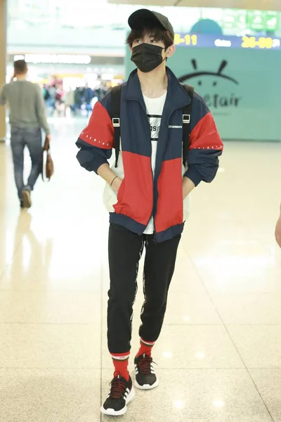 Jackson Yee Yangqianxi Grupo Masculino Chinês Tfboys Retratado Aeroporto Internacional — Fotografia de Stock