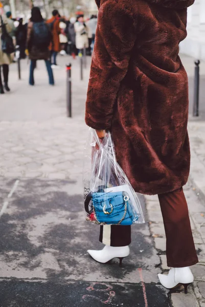 在法国巴黎的巴黎时装周 2016 时尚的行人在街头散步 — 图库照片