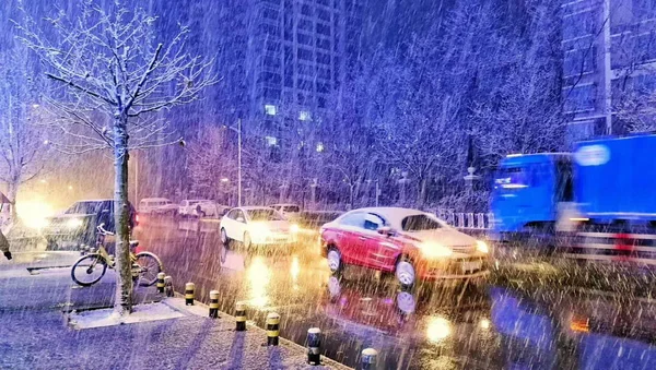 Autos Fahren Ersten April Schneefall Seit Jahren Auf Einer Straße — Stockfoto