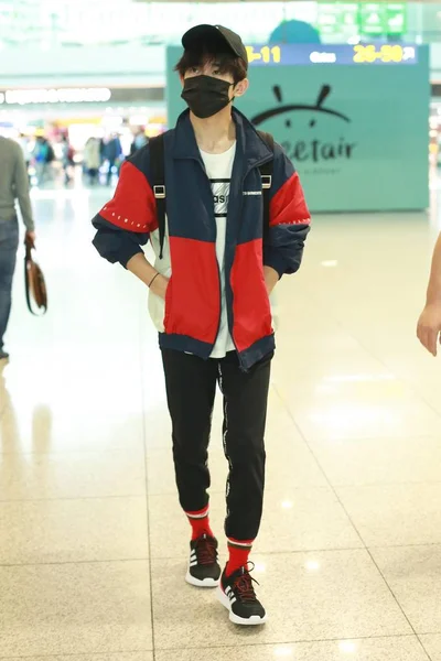 Jackson Yee Vagy Kínai Fiú Csoport Tfboys Yangqianxi Van Képen — Stock Fotó