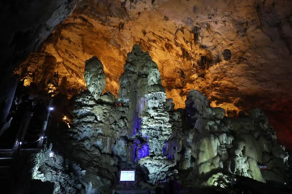 Grotte Zhijin Est Illuminée Par Des Lumières Colorées Dans Comté — Photo