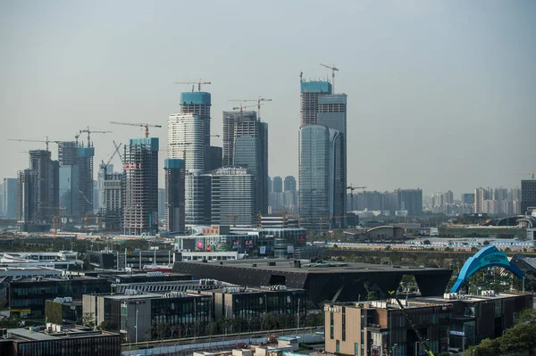 新しい高層オフィスビルは 南中国の広東省 2018 月13日 深圳市のパイロット自由貿易ゾーンの Qianhai と蛇口地域で建設中です — ストック写真