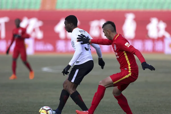 Futbolista Camerunés Benjamin Moukandjo Izquierda Beijing Renhe Patea Pelota Para —  Fotos de Stock