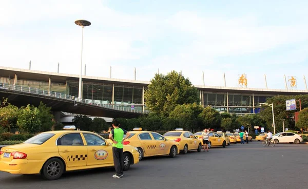Los Taxis Están Alineados Para Esperar Los Pasajeros Estación Tren — Foto de Stock