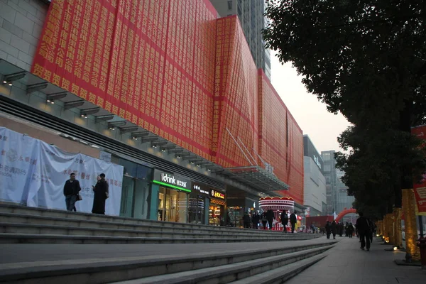 Mur Extérieur Supermarché Nouvellement Ouvert Est Tapissé Milliers Bannières Rouges — Photo