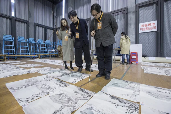 Gli Insegnanti Della China Academy Art Vedono Gli Schizzi Completati — Foto Stock