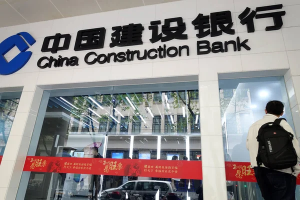 Ein Fußgänger Geht Einer Filiale Der Chinesischen Baubank Ccb Shanghai — Stockfoto