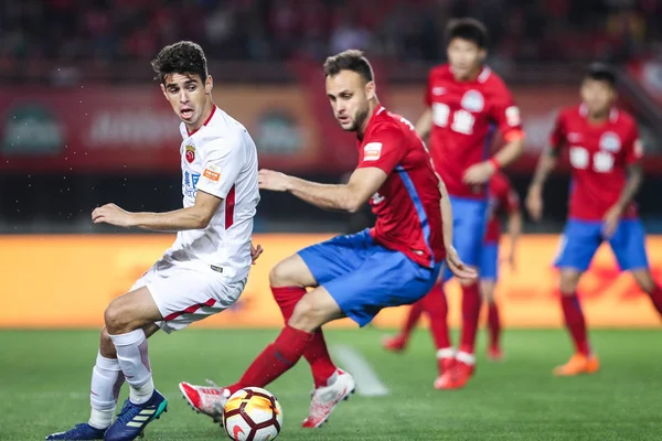 Brasilianska Fotbollsspelare Oscar Vänster Shanghai Sipg Utmanar Spanska Fotbollsspelare Cala — Stockfoto