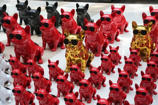 2018年6月23日 中国东北辽宁省沈阳市的一家购物中心展出斗牛犬雕塑 — 图库照片
