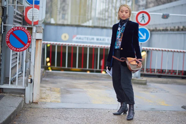 Модний Пішохідні Прогулянки Вулиці Під Час Париж Fashion Тижня Осінь — стокове фото