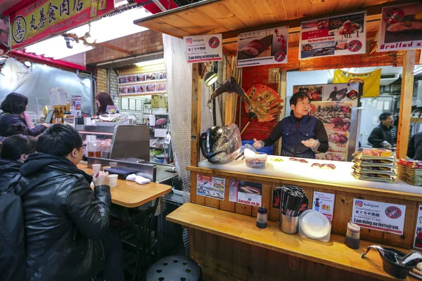 Los Clientes Comen Una Tienda Mariscos Frescos Mercado Kuromon Ichiba —  Fotos de Stock