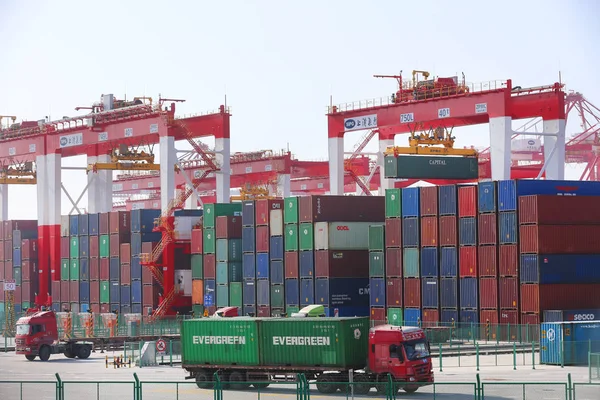 A truck transports a container at the fourth phase of the Yangshan Deep-Water Port, the world's largest automated cargo terminal, in Shanghai, China, 10 April 2018 — Stock Image Truck Transports Container Fourth Phase Yangshan Deep Water Port World Royalty Free Stock Photos
