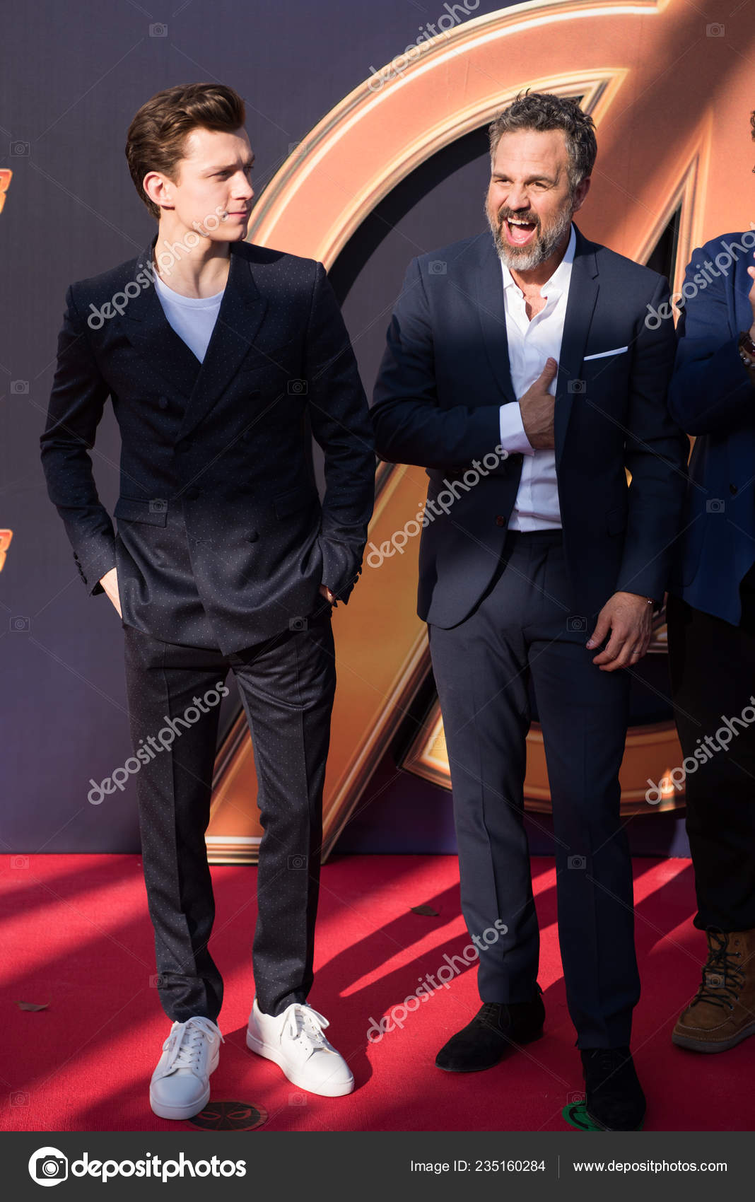 左から イギリスの俳優トム ホランドとアメリカの俳優で映画監督のマーク ラファロが 2018年4月19日に中国 上海で行われた新作映画 アベンジャーズ  インフィニティ ウォー のプロモーションイベントのレッドカーペットに到着するとポーズをとる — ストック編集用写真©IC ..., image size:1068x1700