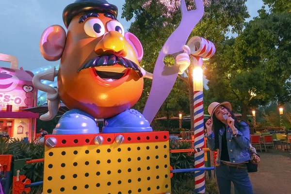 Látogató Jelent Fotókat Egy Szobor Mrs Potato Head Karakter Pixar — Stock Fotó