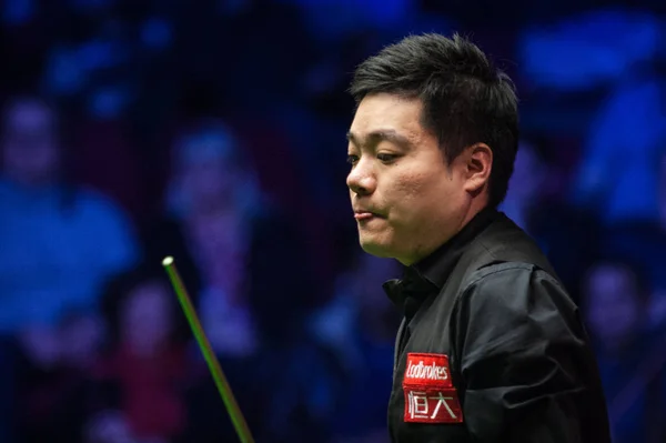 Ding Junhui Kina Anser Ett Skott Till Mark Selby England — Stockfoto