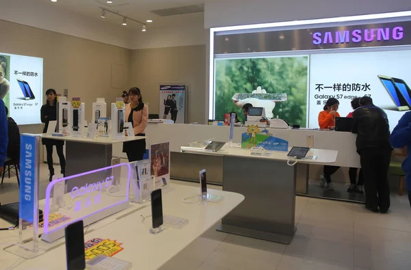 Customers Seen Mobile Phone Store Samsung Sanmenxia City Central China — Stock Photo, Image