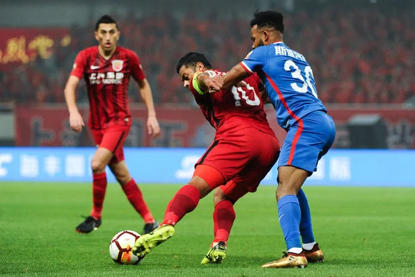 Der Brasilianische Fußballspieler Luiz Fernandinho Rechts Von Chongqing Swm Fordert — Stockfoto