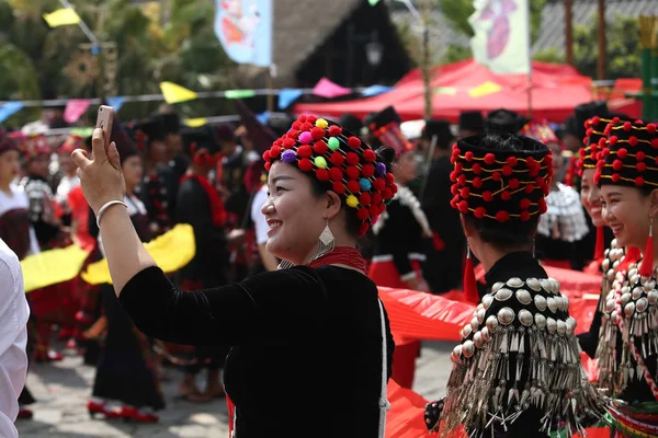 Pueblo Chino Del Grupo Étnico Jingpo Con Trajes Tradicionales Prendas — Foto de Stock