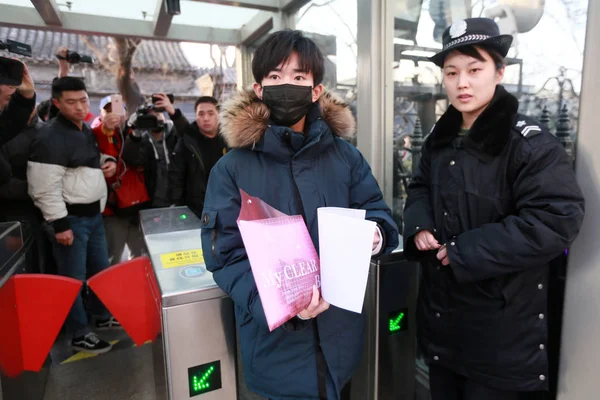 Jackson Yee Yangqianxi Chinese Boy Group Tfboys Pictured Arrives Central — Stock Photo, Image