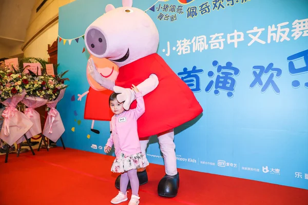 Kinesisk Anställd Utklädd Till Peppa Pig Interagerar Med Barn Press — Stockfoto