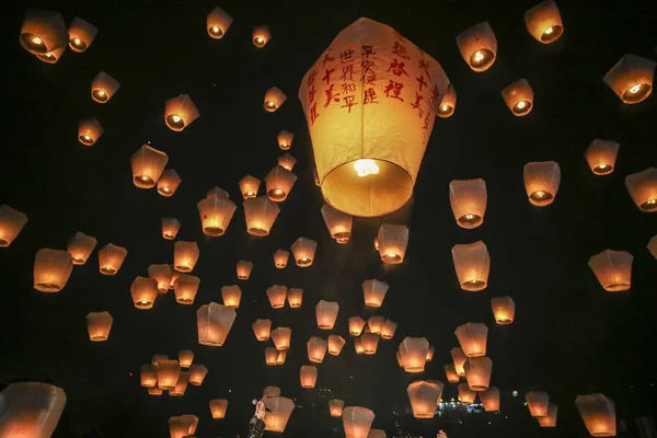 Taiwan Out Taiwanese Foreign Tourists Release Lanterns Sky Hopes Good — Stock Photo, Image