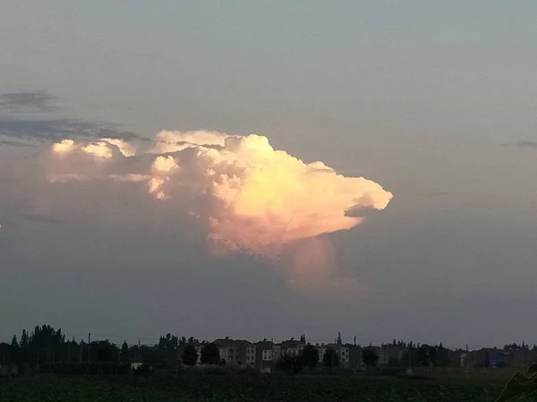 Nubes Forma Águila Enrojecen Atardecer Cielo Sobre Ciudad Xiaogan Provincia — Foto de Stock
