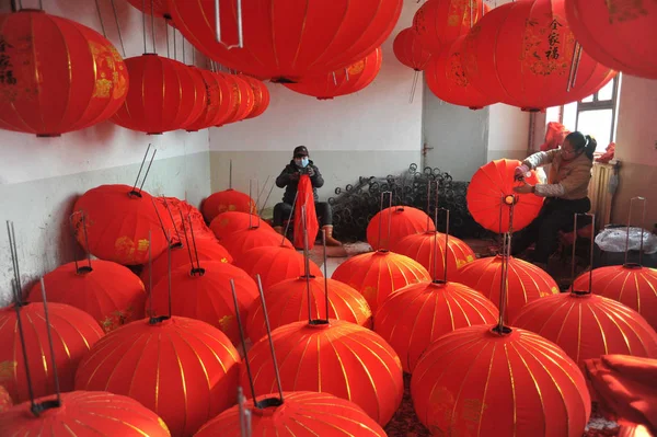 Des Travailleurs Chinois Fabriquent Des Lanternes Rouges Pour Prochaine Fête — Photo
