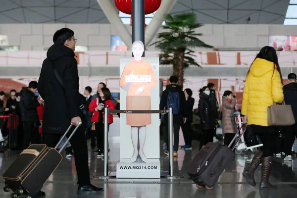 Passager Passe Devant Hologramme Personnel Service Client Réel Aéroport International — Photo