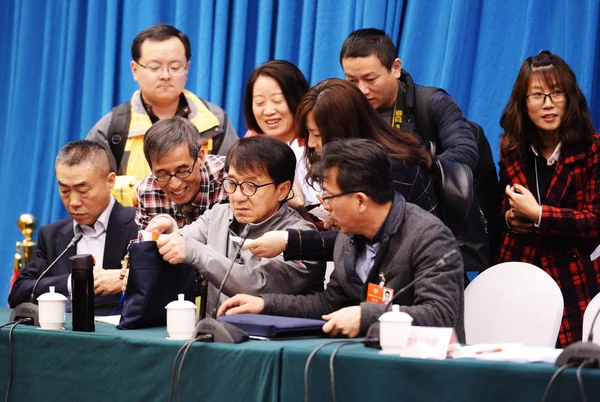 Hong Kong Kungfu Star Jackie Chan Center Surrounded Reporters Panel — Stock Photo, Image