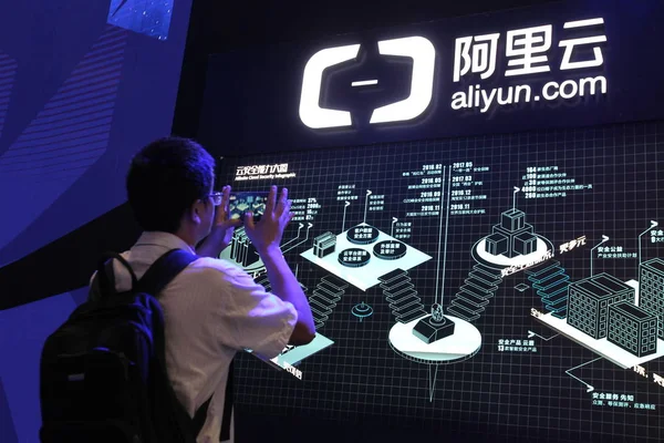 Visitor Takes Photos Stand Aliyun Com Online Cloud Computing Unit — Stock Photo, Image