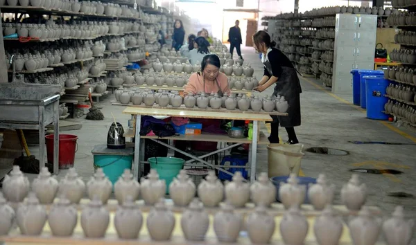 中国の労働者は ウーウェイ市 中国北西部の甘粛省 2018 日の工場で中国人の精神を含めるために使用西夏磁器ボトルを作る — ストック写真